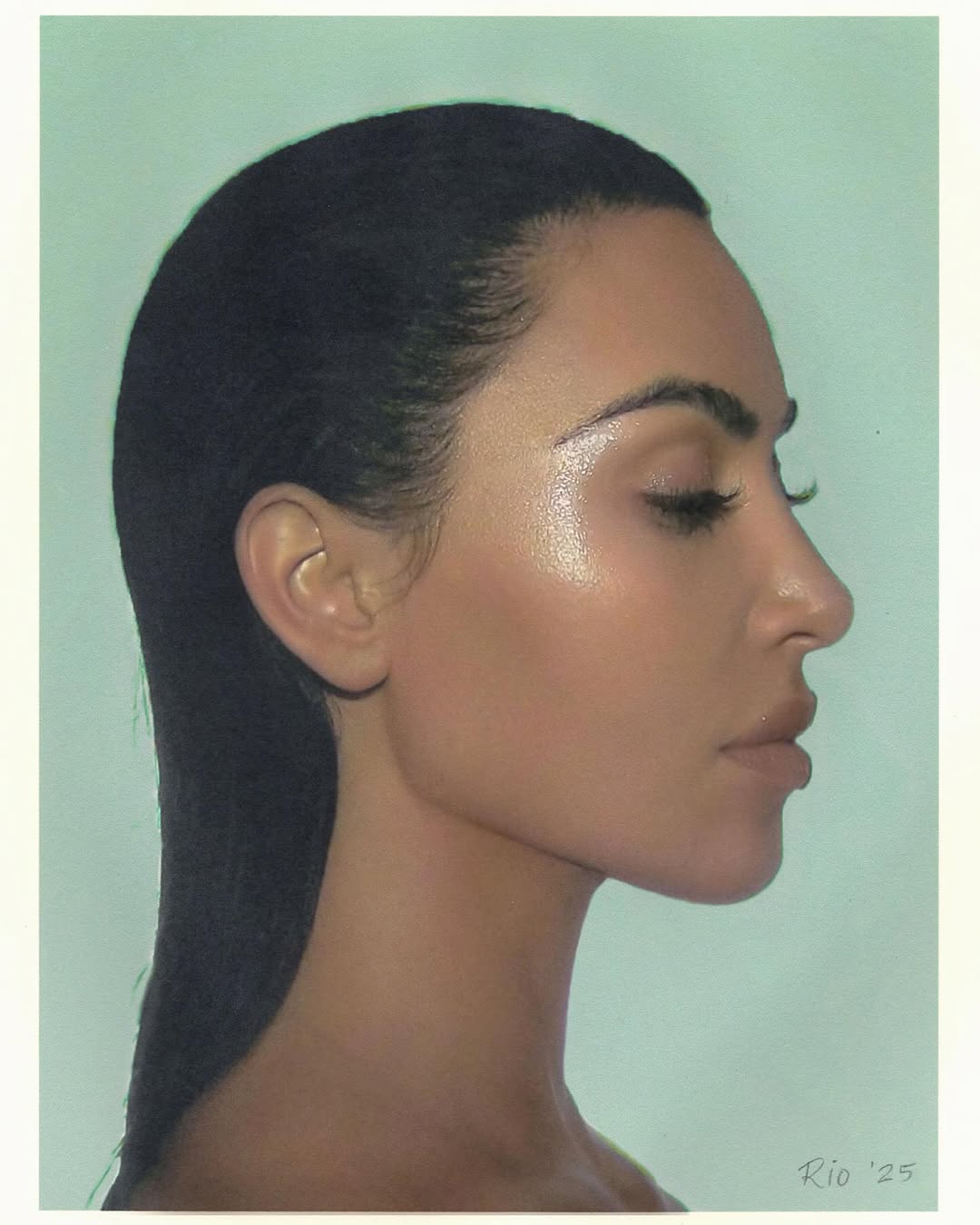 اطلالة Kim Kardashian بألوان البلاشر الغلوسي واللماع