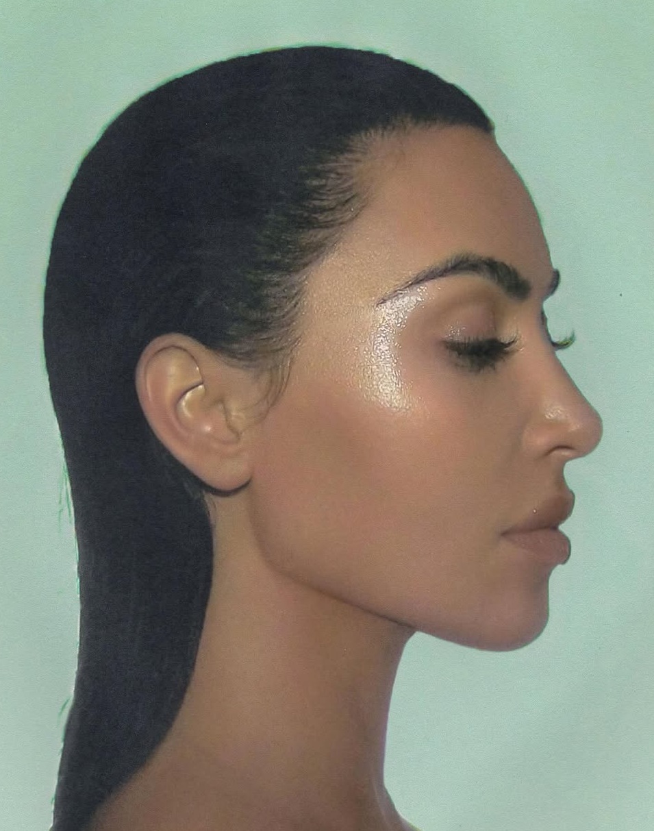 اطلالة Kim Kardashian بألوان البلاشر الغلوسي واللماع