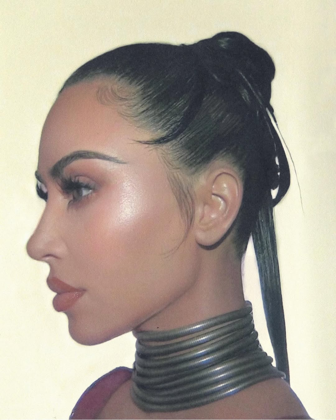 اطلالة Kim Kardashian بألوان البلاشر الغلوسي