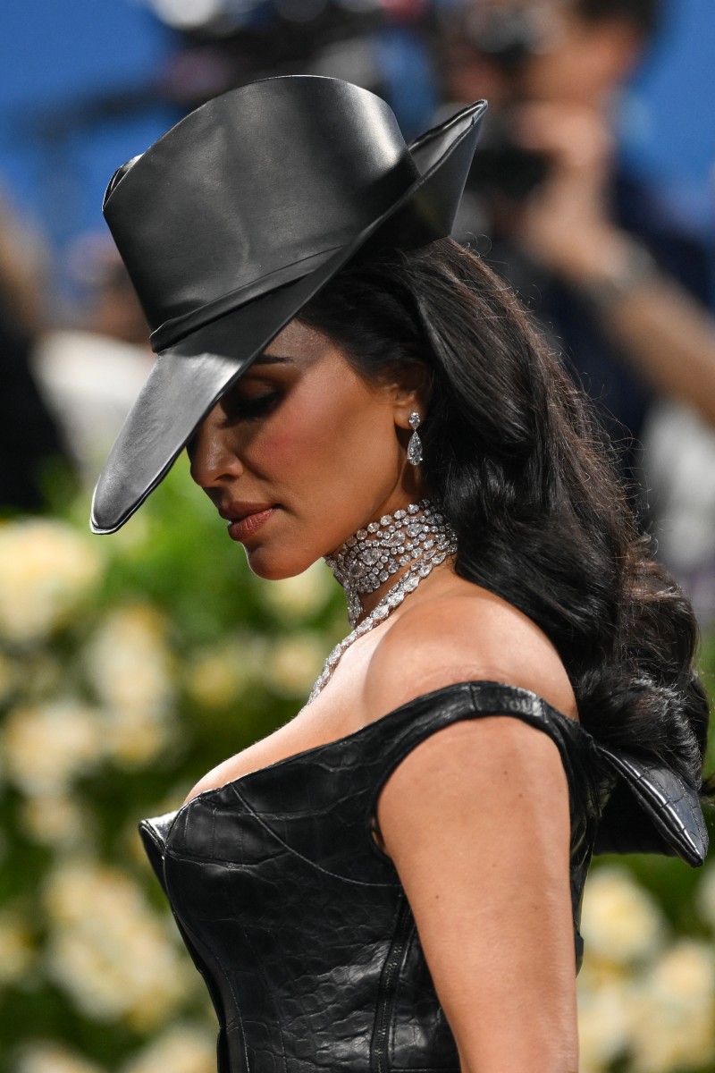 اطلالة Kim Kardashian برسمات المكياج السموكي مع الاكسسوار الملفت