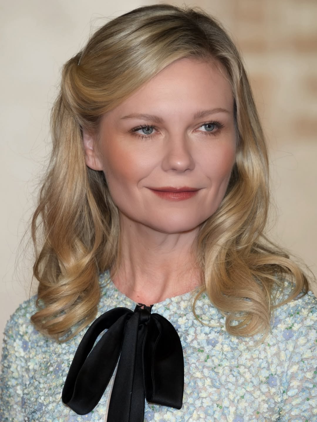 اطلالة Kirsten Dunst برسمات المكياج المشمشي- الصورة من حساب  خبيرة المكياج Melanie Inglessis على انستغرام
