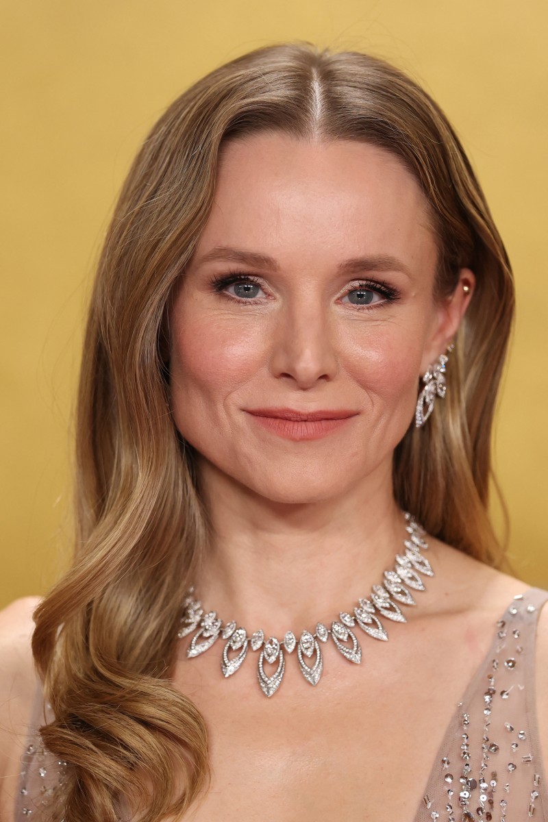 اطلالة Kristen Bell بمكياج نيود وبيج