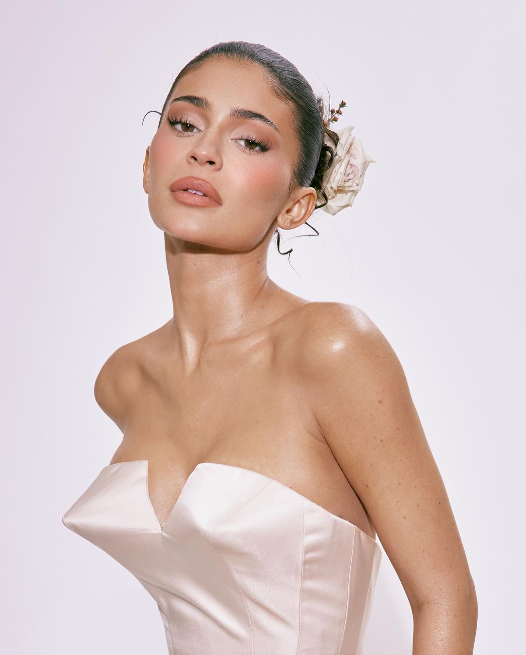 اطلالة Kylie Jenner بالمكياج البني المات