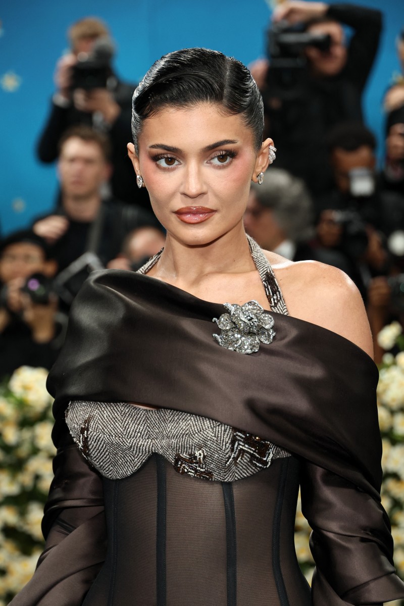 اطلالة Kylie Jenner بتسريحة الشعر المبلل مع الكعكة المنخفضة