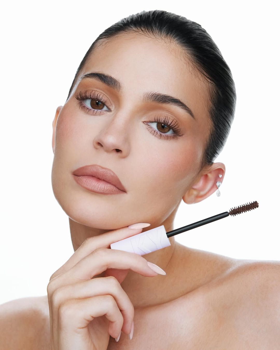 اطلالة Kylie Jenner برسمات الرموش الطويلة والبنية