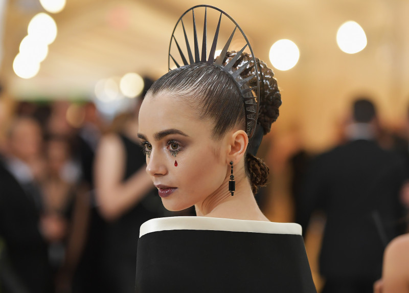 اطلالة Lily Collins بتسريحات شعر الكعكة مع الاكسسوارات المعدنية عام 2018