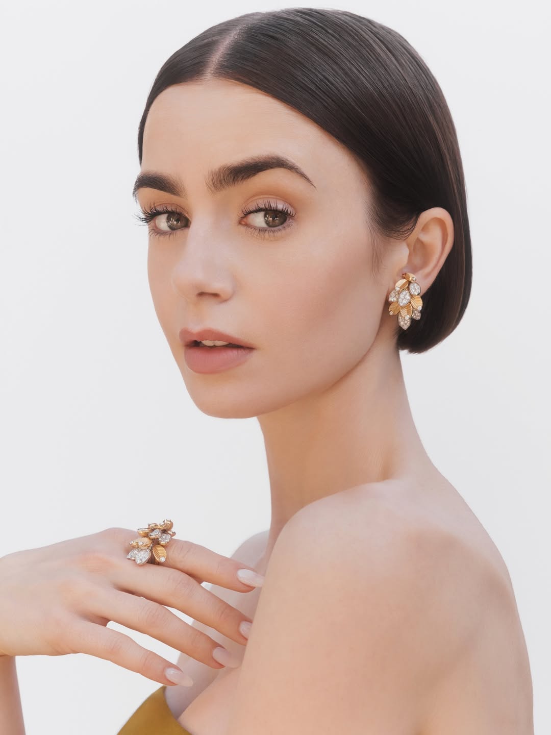 اطلالة Lily Collins برسمات المكياج البيج