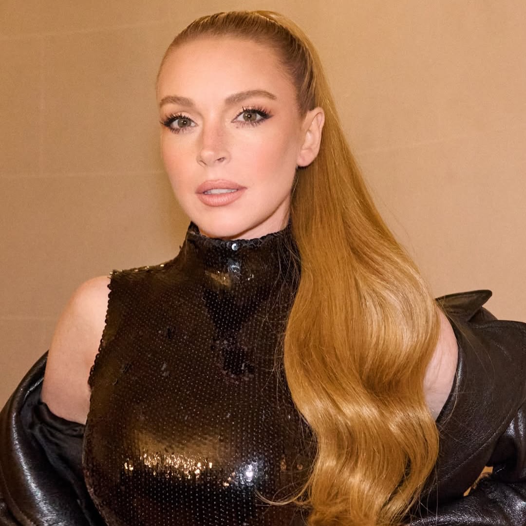 اطلالة Lindsay Lohan بتسريحة شعر ذيل الحصان الويفي والطويل