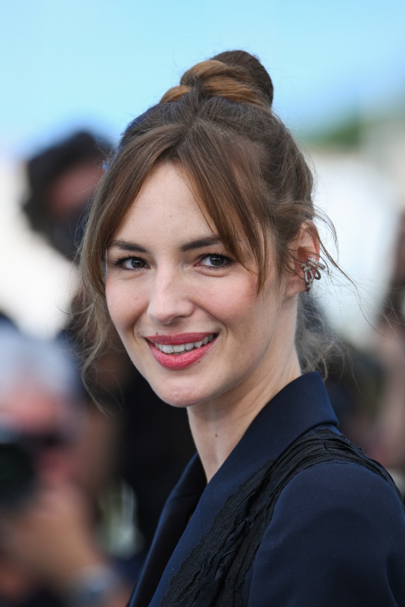 اطلالة Louise Bourgoin بالمكياج المشمشي الفاتح