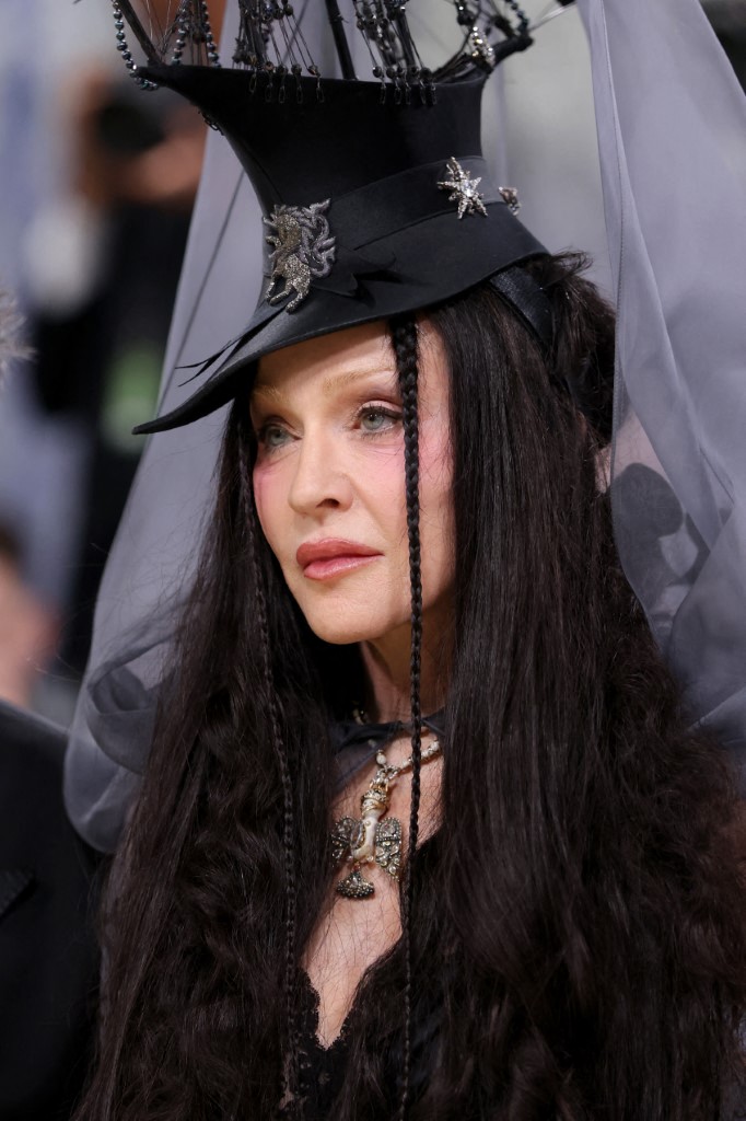 اطلالة Madonna باكسسوارات شعر القبعة الهندسية