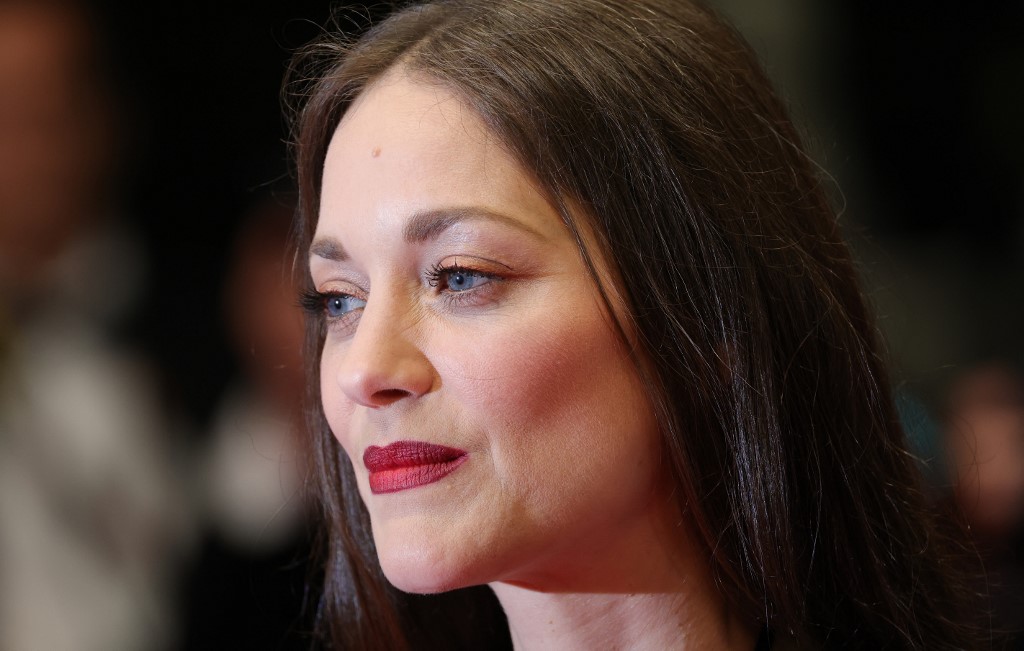 اطلالة Marion Cotillard بأحمر شفاه قوي ومات