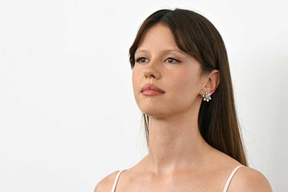 اطلالة Mia Goth بتسريحات شعر مالسة مع الغرة