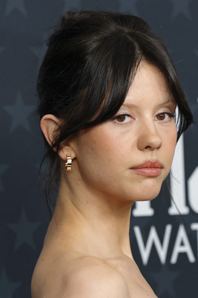 اطلالة Mia Goth بجمال المكياج النيود