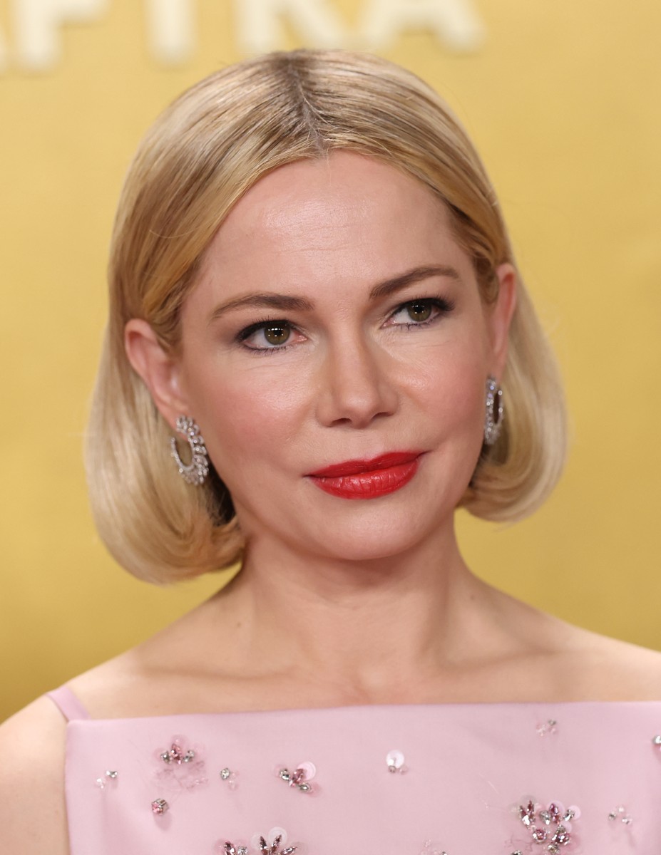 اطلالة Michelle Williams برسمات المكياج المشمشي
