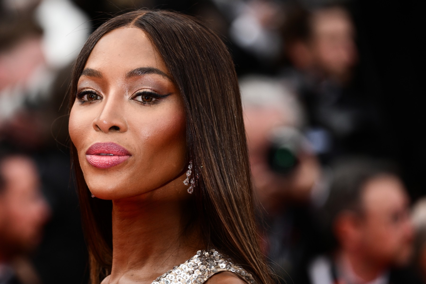 اطلالة Naomi Campbell بمكياج برونزي مع الايلاينر