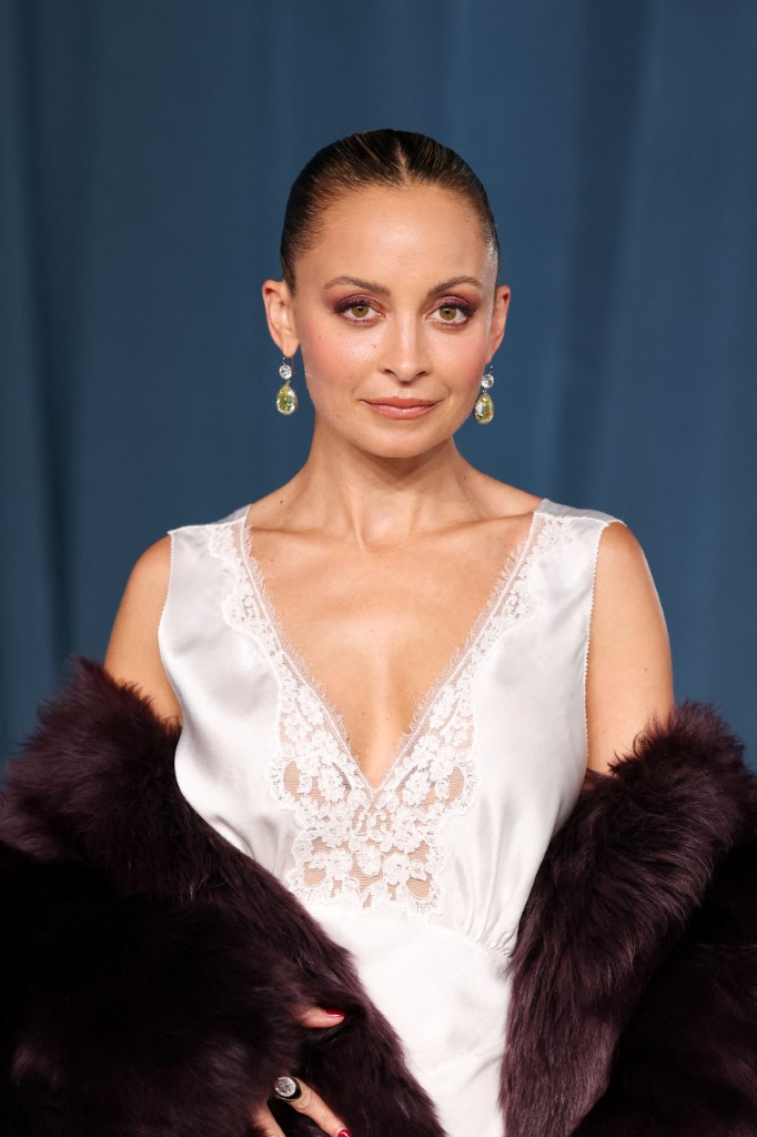 اطلالة Nicole Richie برسمات المكياج البني السموكي