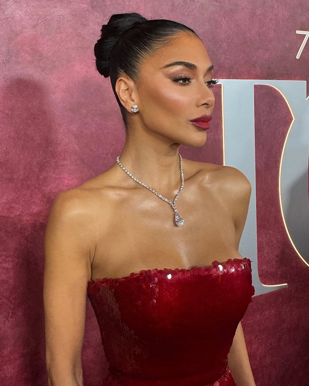 اطلالة Nicole Scherzinger بالمكياج البرونزي البراق – الصورة من حساب خبير الشعر Dimitris Giannetos على انستغرام