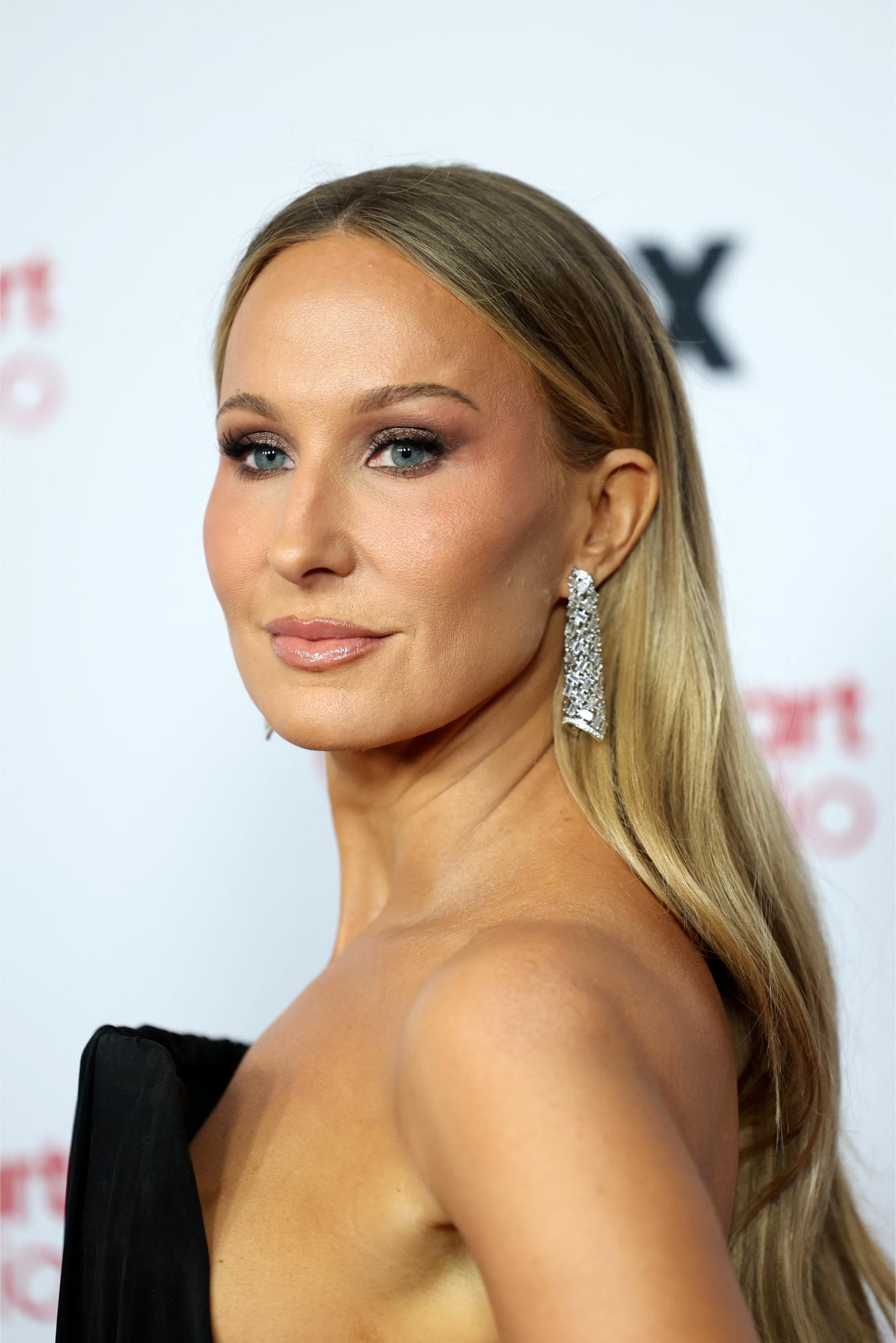 اطلالة Nikki Glaser برسمات المكياج البرونزي