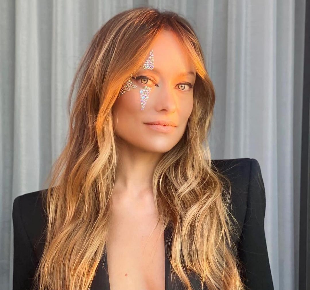 اطلالة Olivia Wilde ساحرة وبراقة- الصورة من صفحة الستايلست Karla Welch