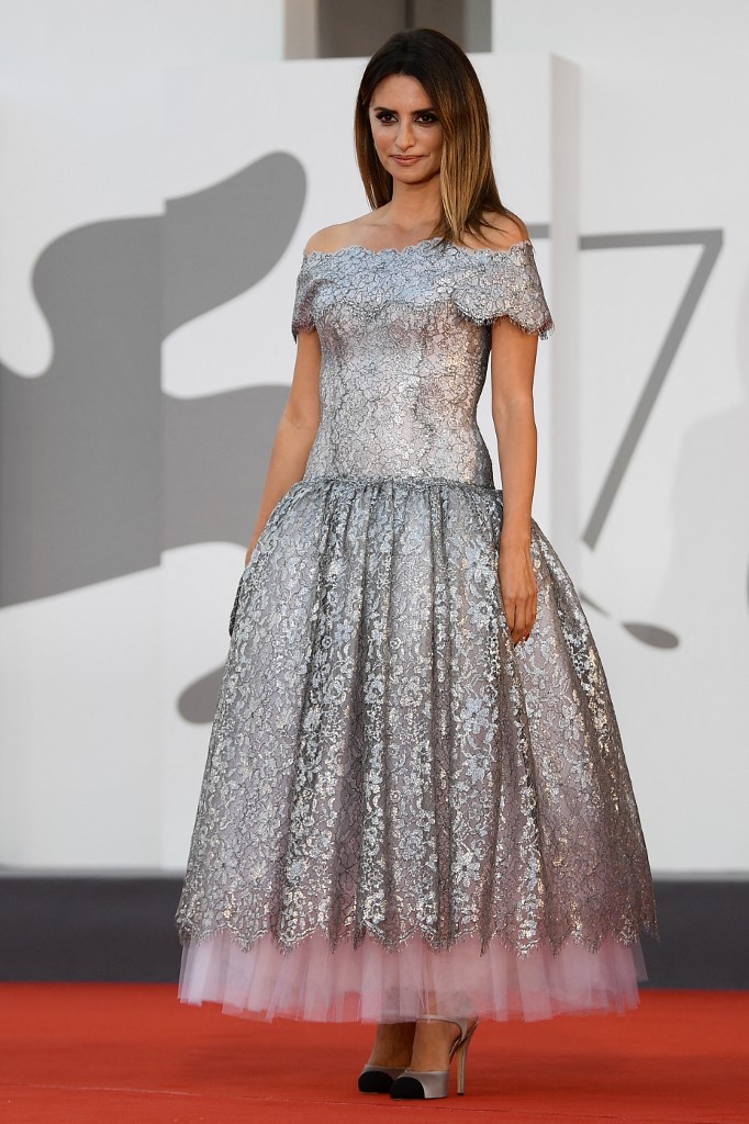 اطلالة Penelope Cruz بفستان رمادي منقوش بتوقيع دار Chanel