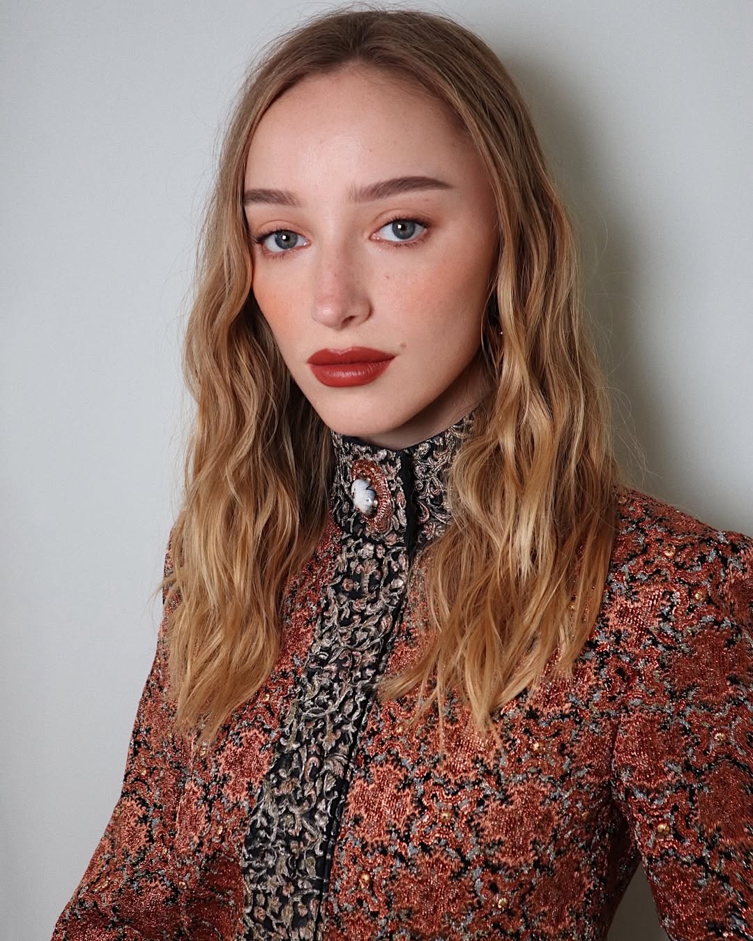 اطلالة Phoebe Dynevor بأحمر الشفاه القوي واللماع