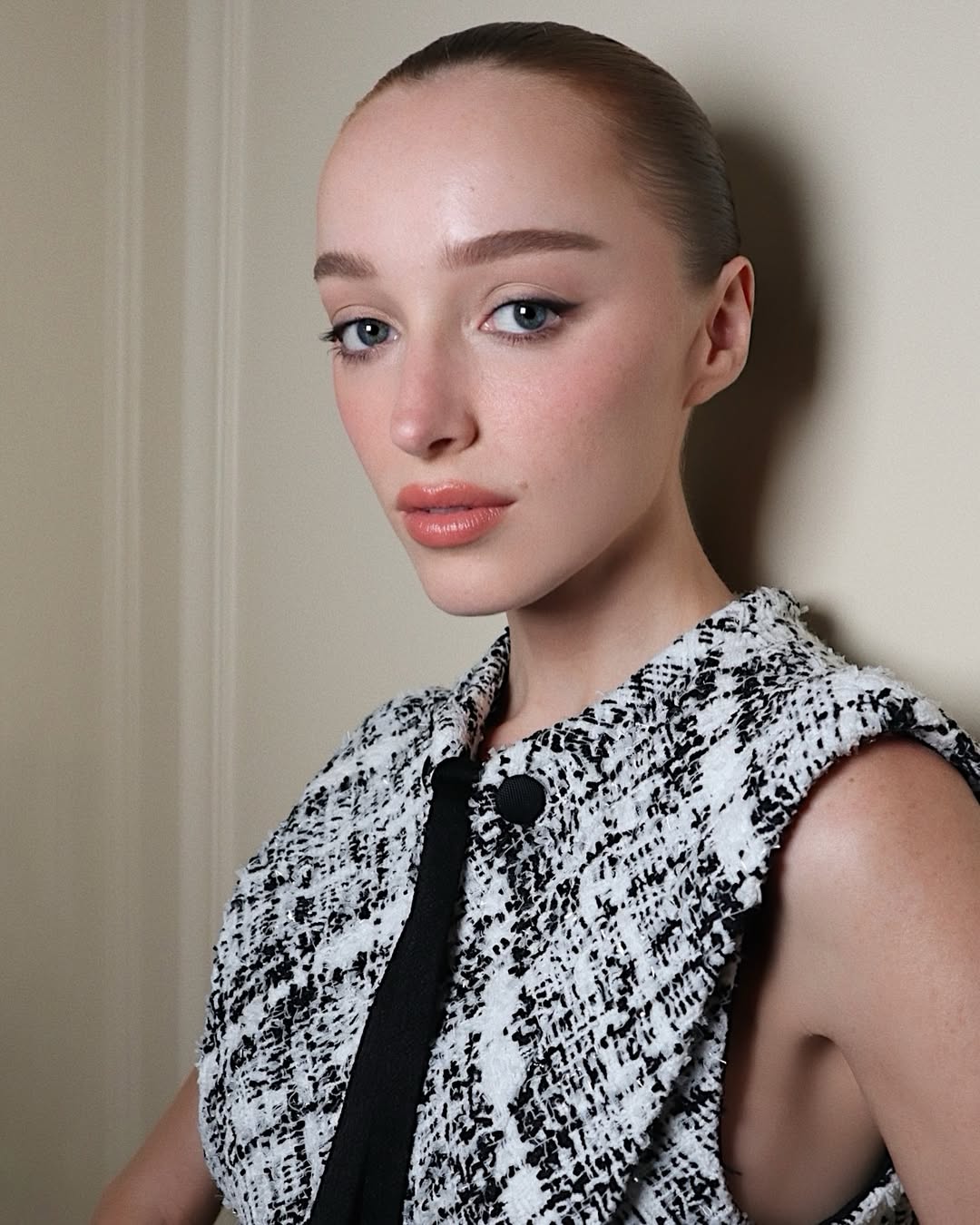 اطلالة Phoebe Dynevor بأحمر الشفاه المرجاني المشرق