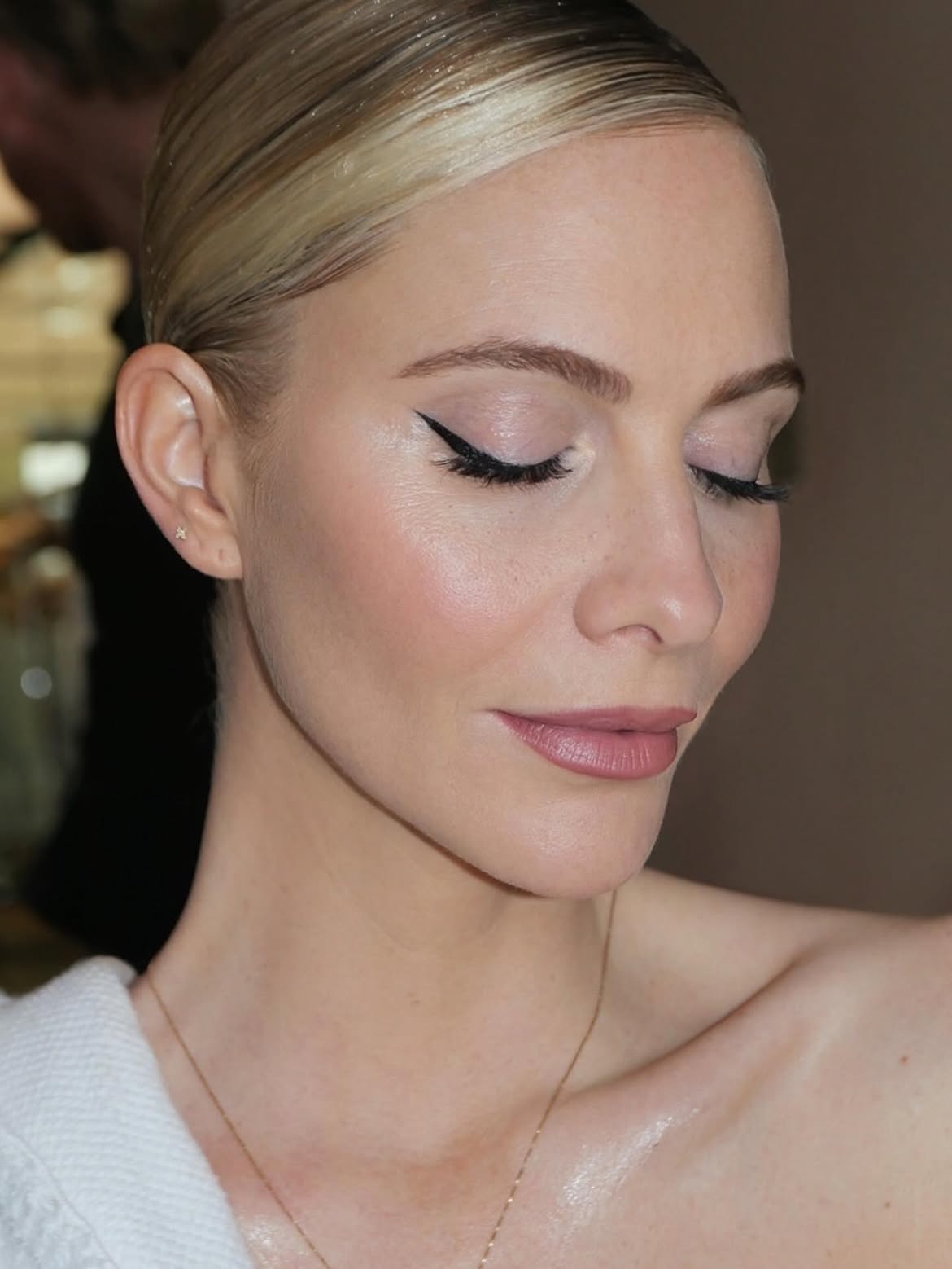 اطلالة Poppy Delevingne بخطوط الآيلاينر الرفيعة