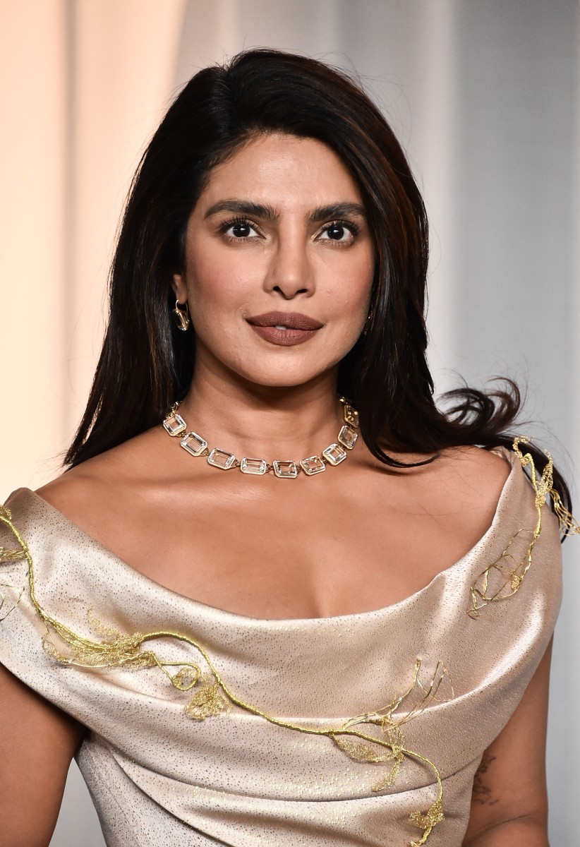 اطلالة Priyanka Chopra برسمات المكياج البني