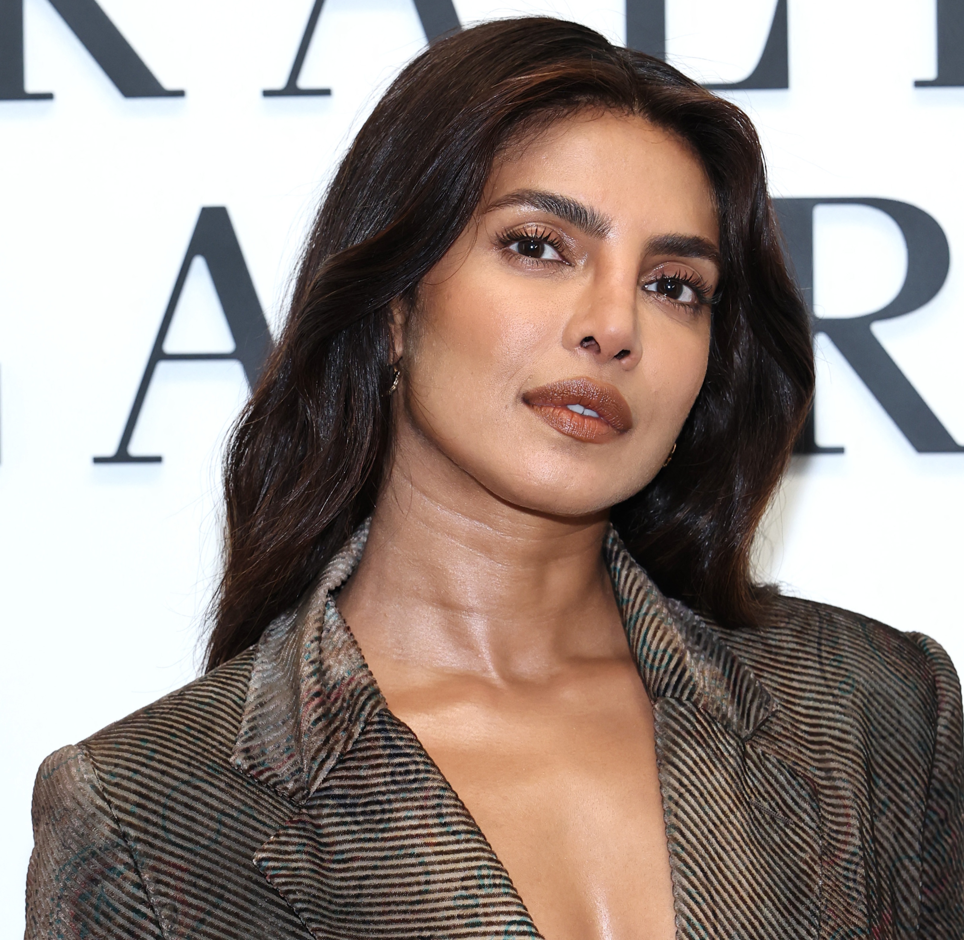 اطلالة Priyanka Chopra برسمات المكياج البني