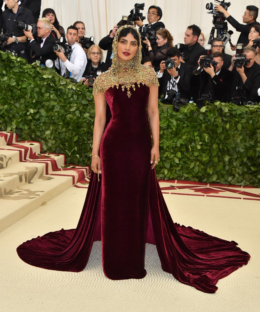 اطلالة Priyanka Chopra بفستان مخملي باللون الاحمر
