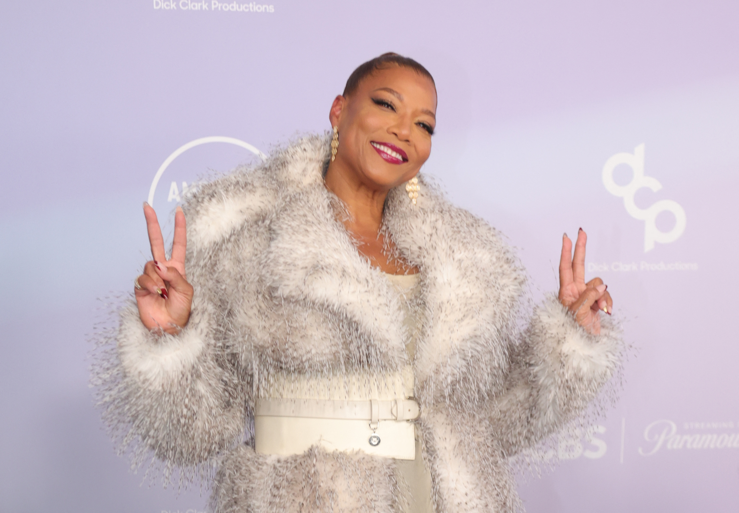 اطلالة Queen Latifah برسمات المكياج الفاتح