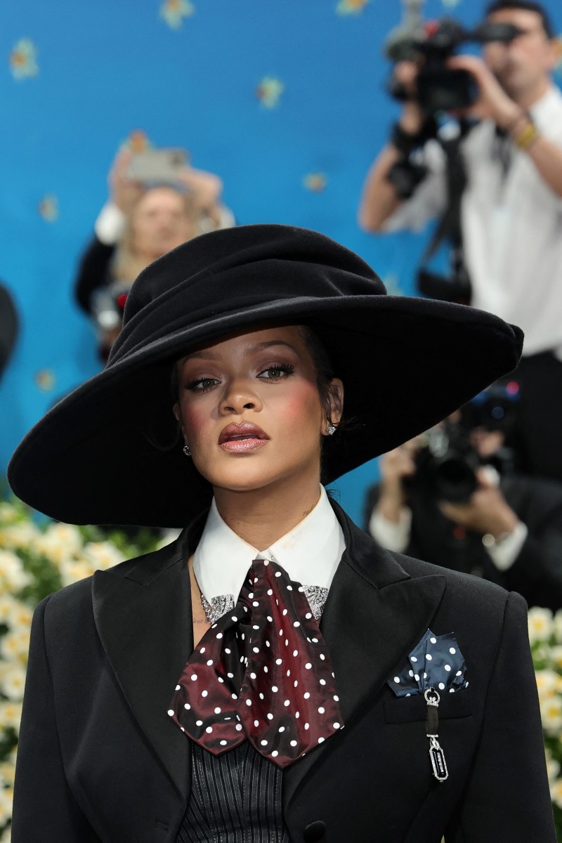 إطلالة Rihanna بأكسسوارات القبعة الهندسية