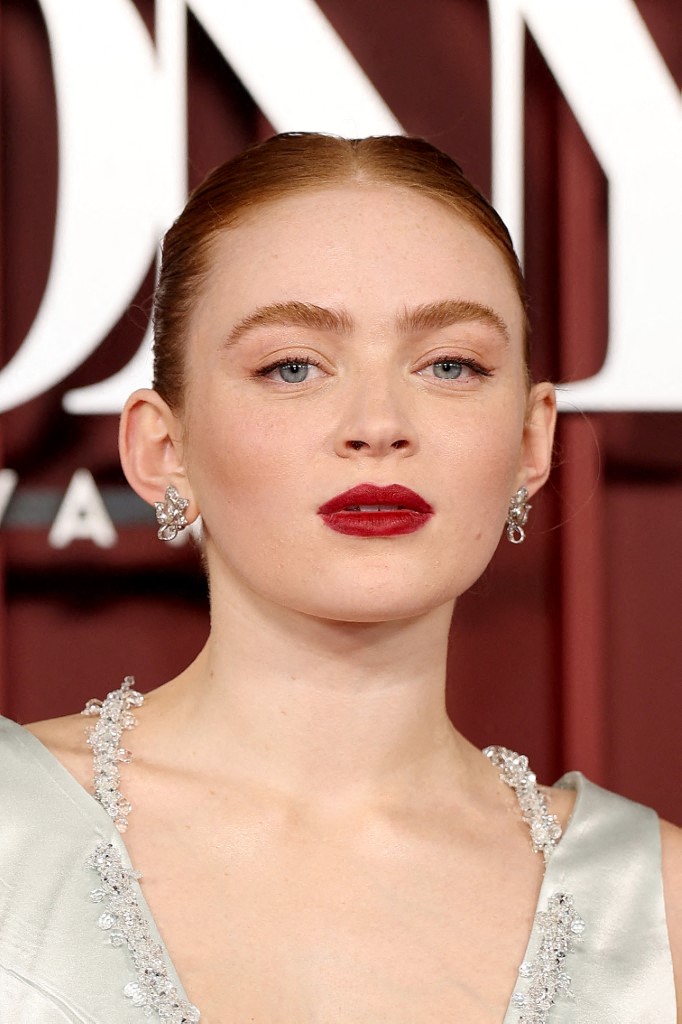 اطلالة Sadie Sink بأحمر الشفاه الكرزي- الصورة من وكالة AFP