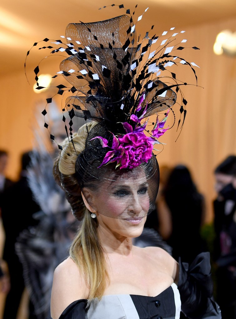 اطلالة Sarah Jessica Parker  بأكسسوارات شعر القبعة الفاخرة مع الشبك والريش النافر