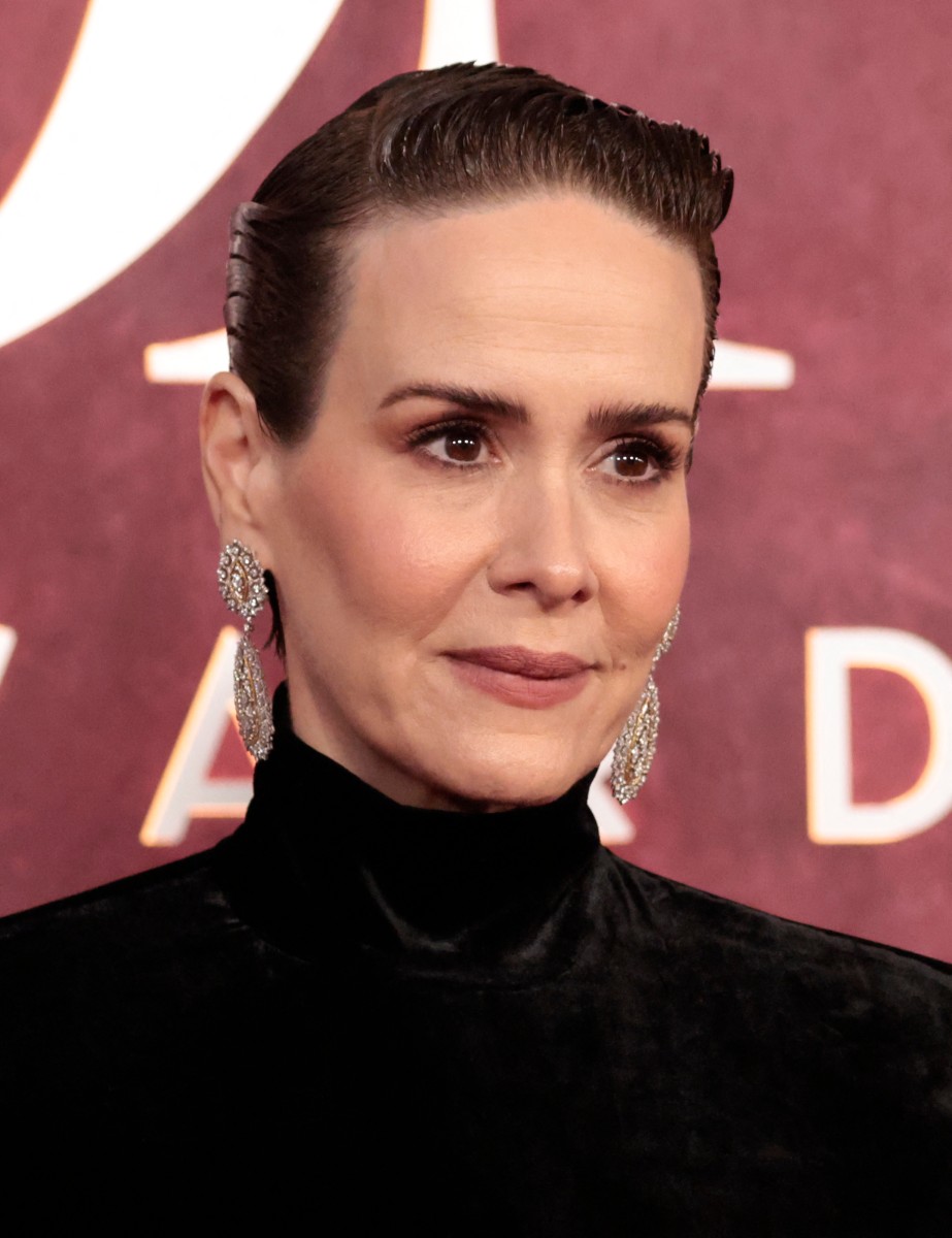 اطلالة Sarah Paulson بمكياج بني داكن- الصورة من وكالة AFP