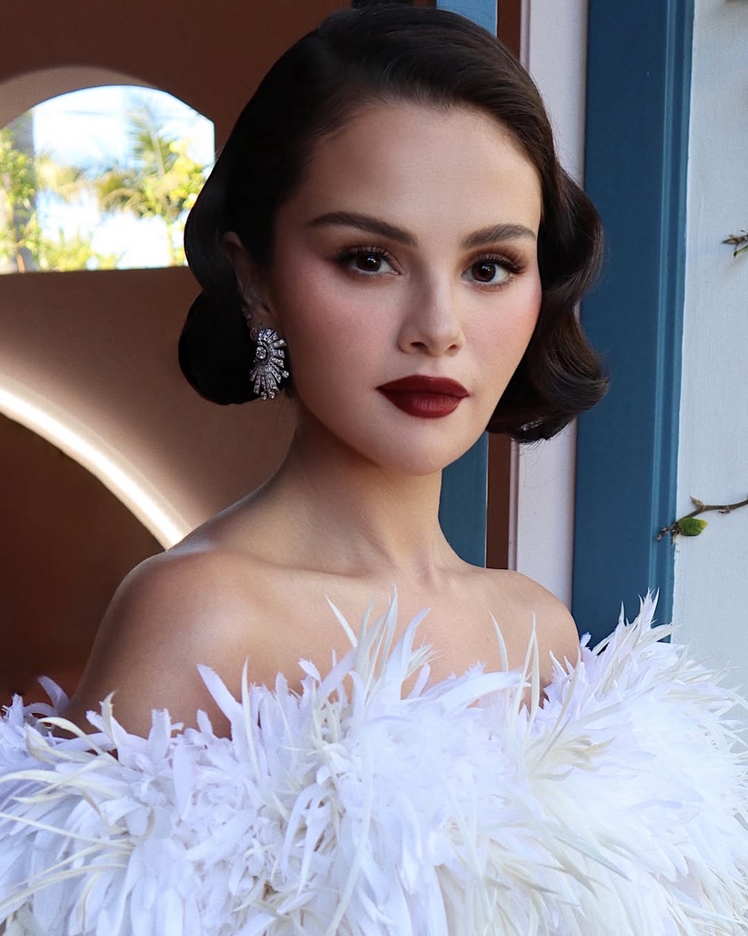 اطلالة Selena Gomez بالمكياج البني- الصورة من حساب خبير المكياج Hung Vanngo على انستغرام