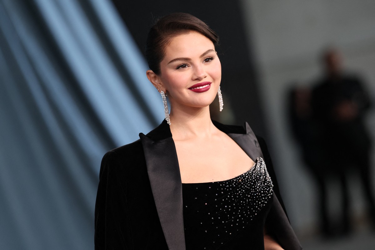 اطلالة Selena Gomez بتسريحات الشعر المرفوعة مع الغرة
