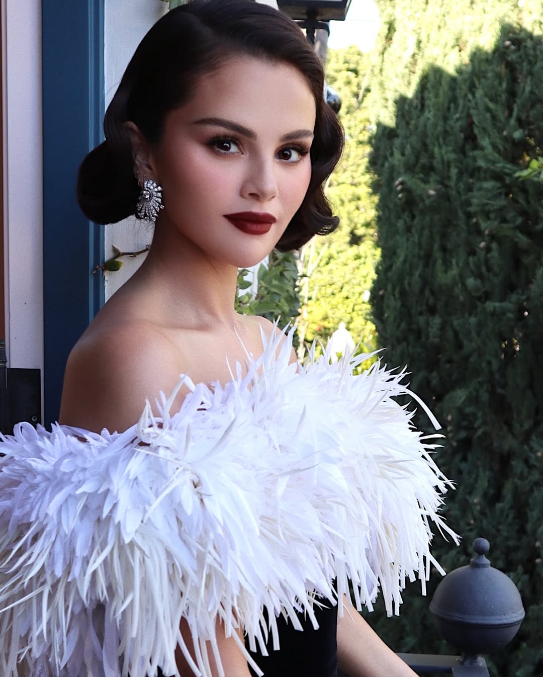 اطلالة Selena Gomez بتسريحات الشعر الويفي القصيرة- الصورة من حساب خبير المكياج Hung Vanngo على انستغرام