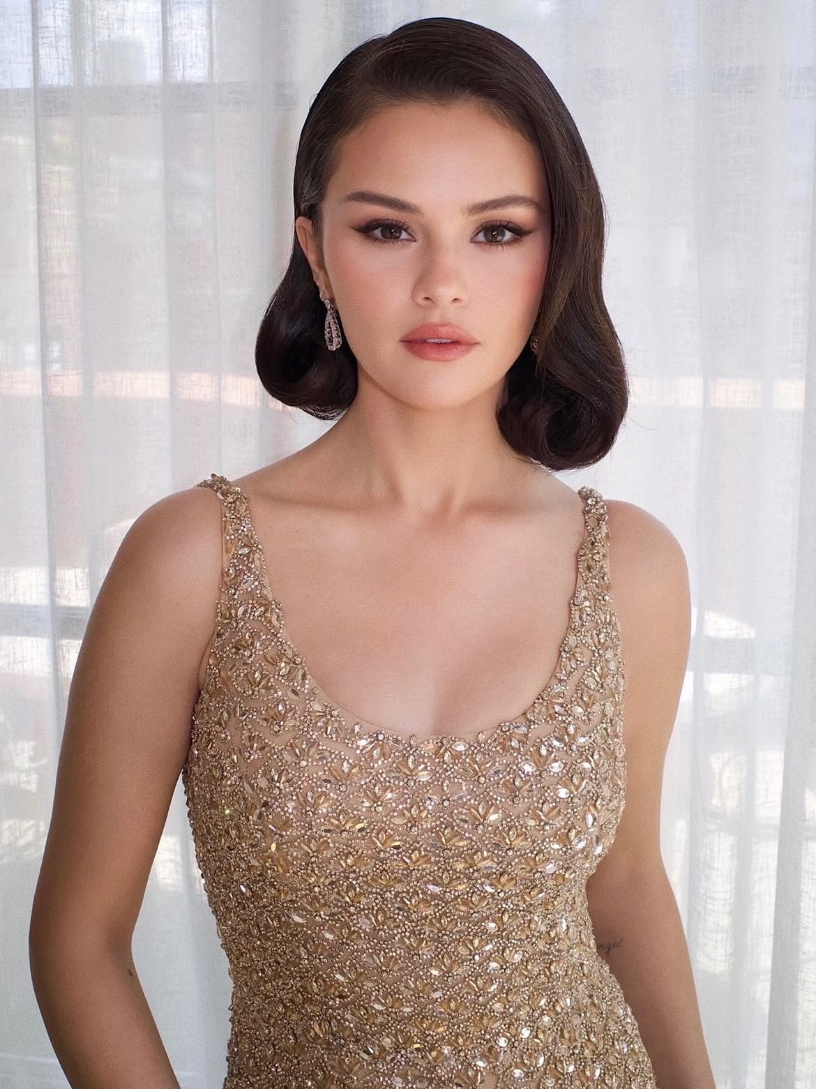 اطلالة Selena Gomez بتسريحة الكاريه الريترو- الصورة من صفحة خبير المكياج Soo Park على انستغرام
