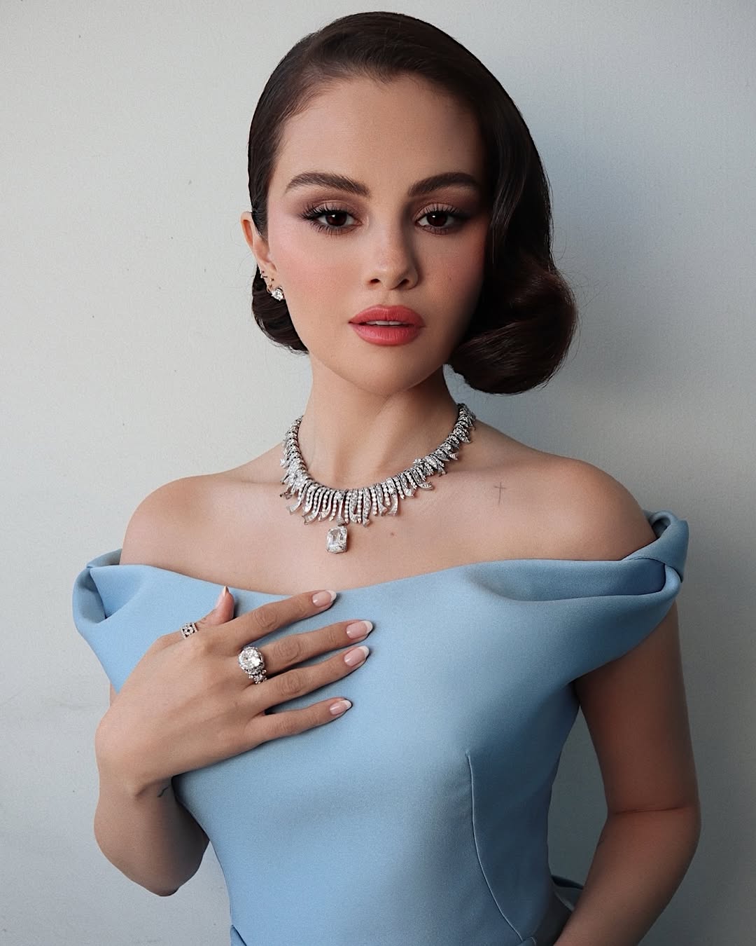 اطلالة Selena Gomez برسمات المكياج البني- الصورة من حساب خبير المكياج Hung Vanngo على انستغرام