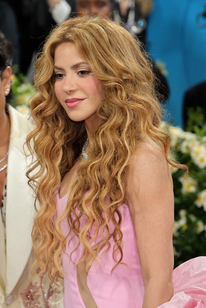 اطلالة Shakira برسمات المكياج الزهري