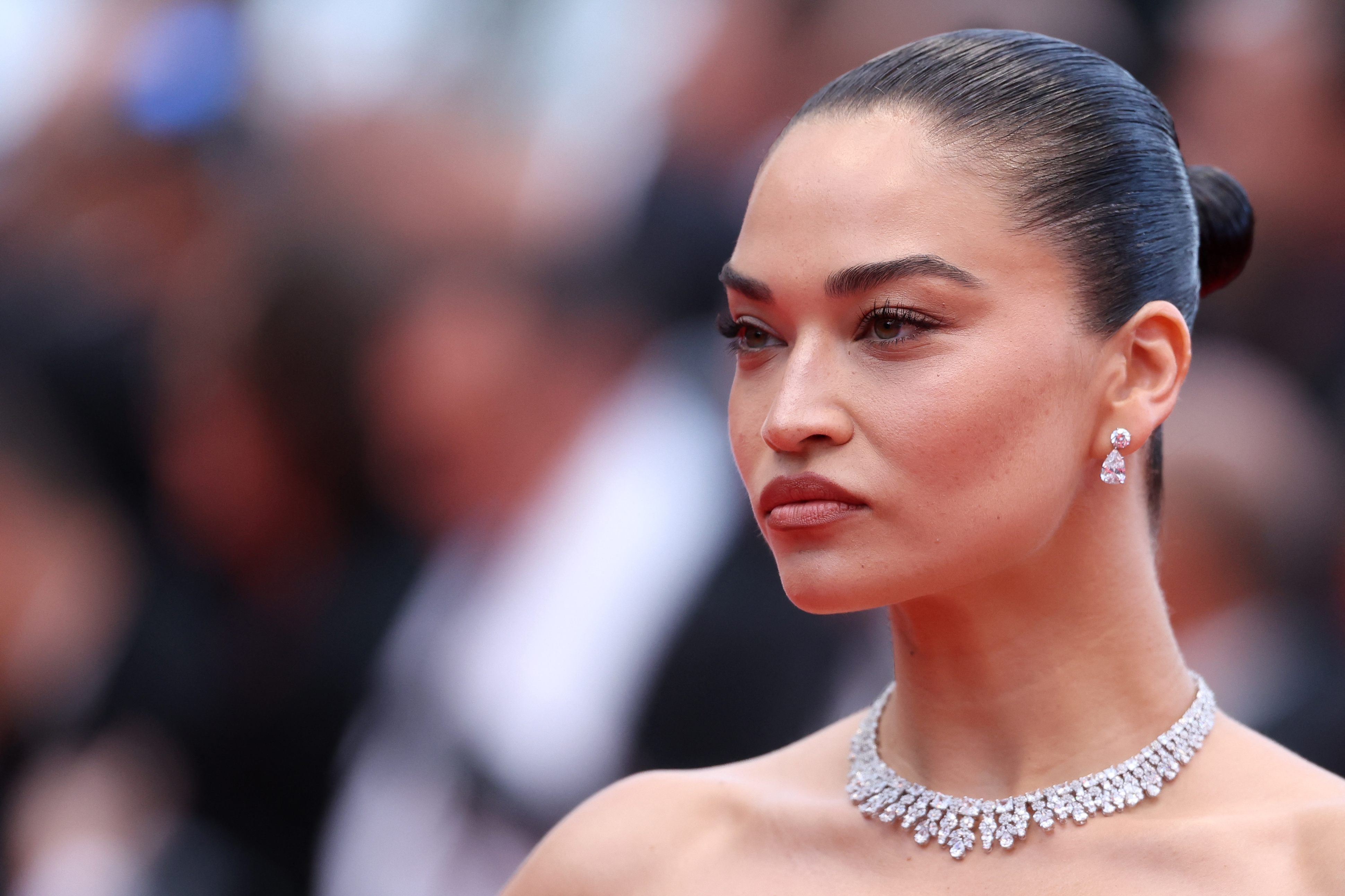 اطلالة Shanina Shaik برسمات المكياج البيج