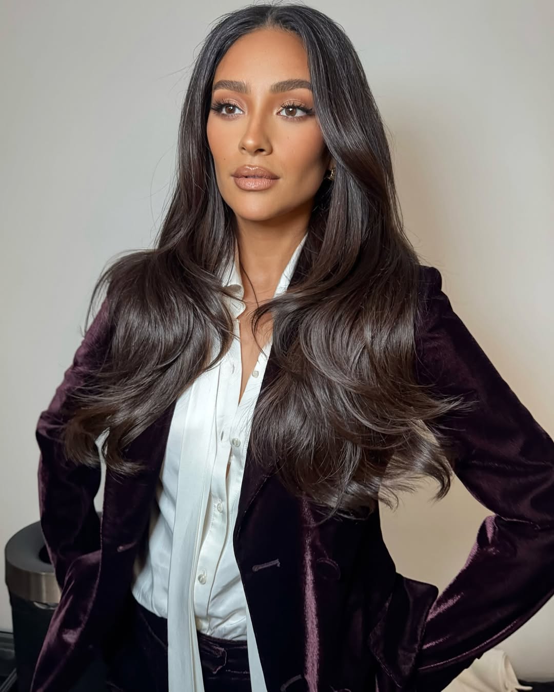 اطلالة Shay Mitchell بكونتور الشفاه البرونزي