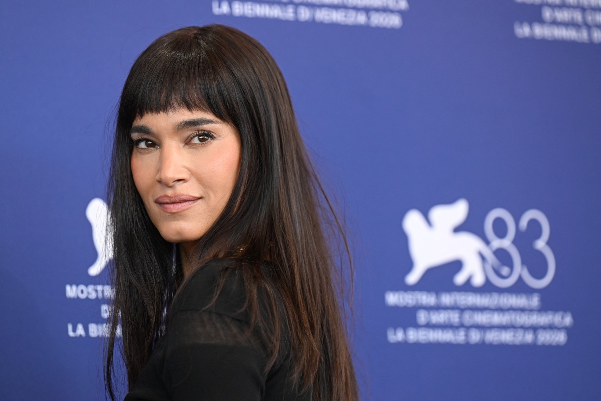 اطلالة Sofia Boutella برسمات المكياج السموكي