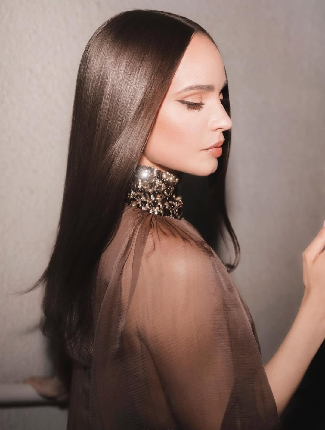 اطلالة Sofia Carson بخطوط الكحل الرفيعة