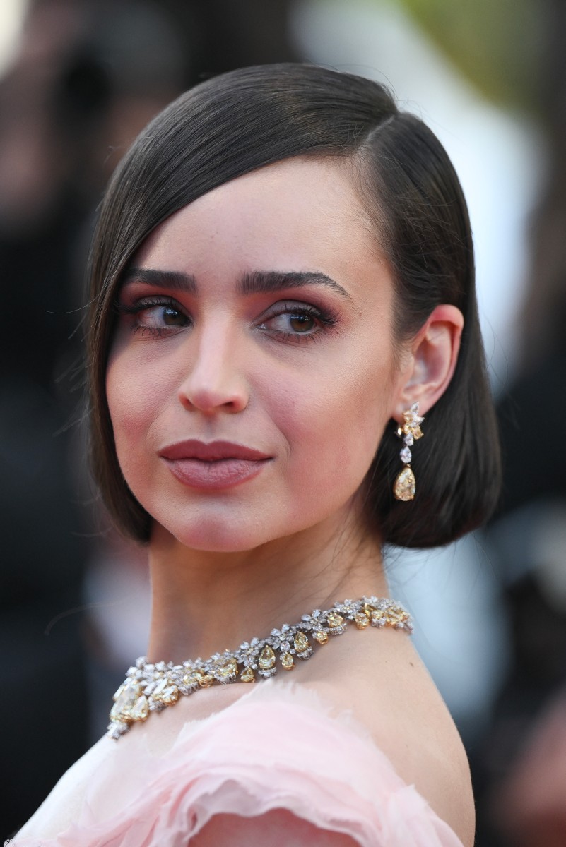 اطلالة Sofia Carson برسمات المكياج السموكي