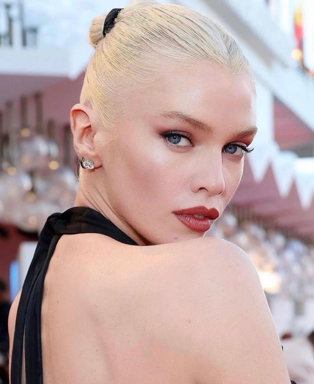 اطلالة Stella Maxwell بألوان أحمر الشفاه القوي
