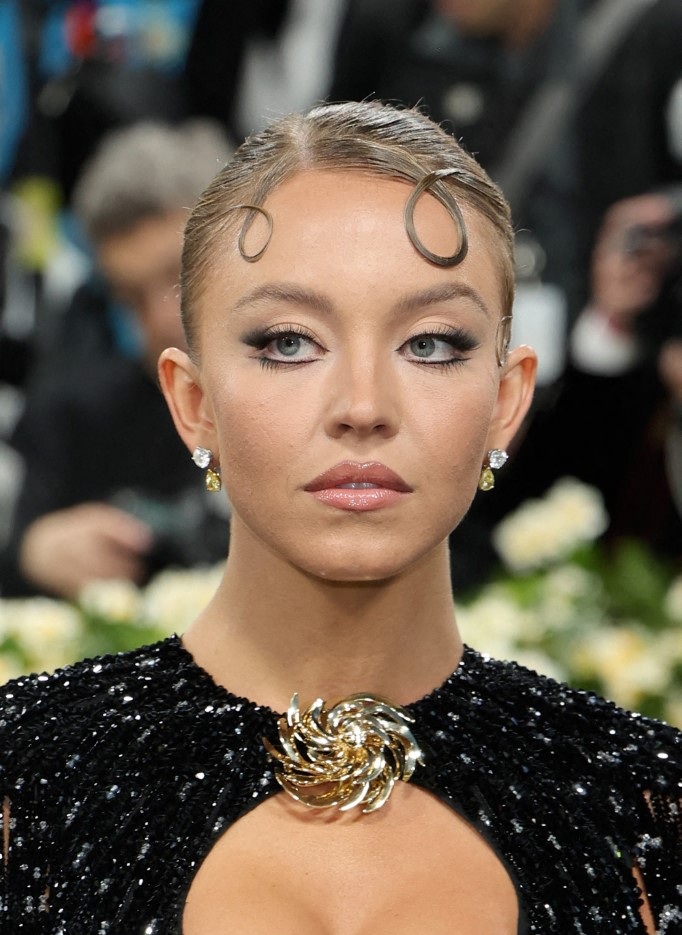 اطلالة Sydney Sweeney برسمات المكياج الناعم