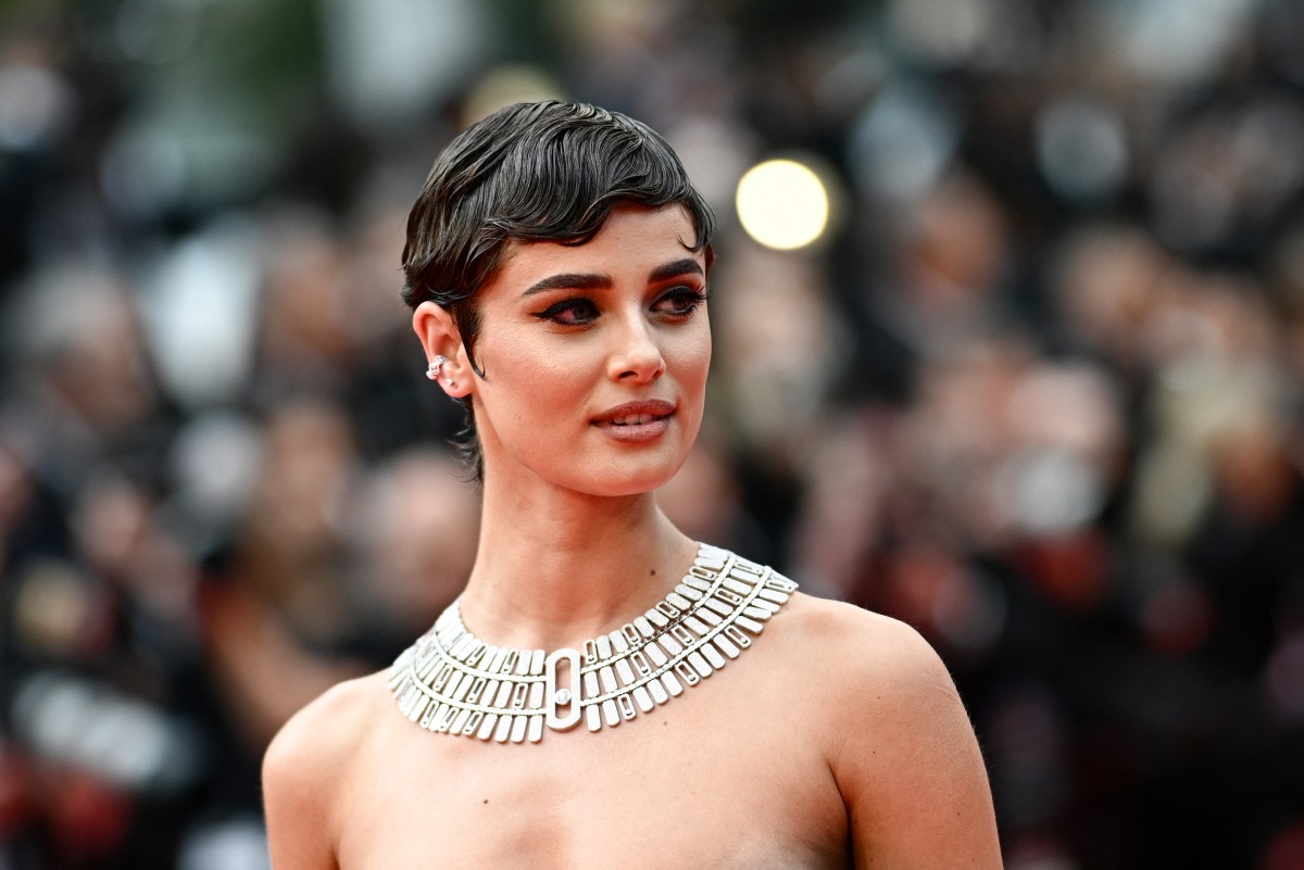 اطلالة Taylor Hill بخطوط الآيلاينر السوداء