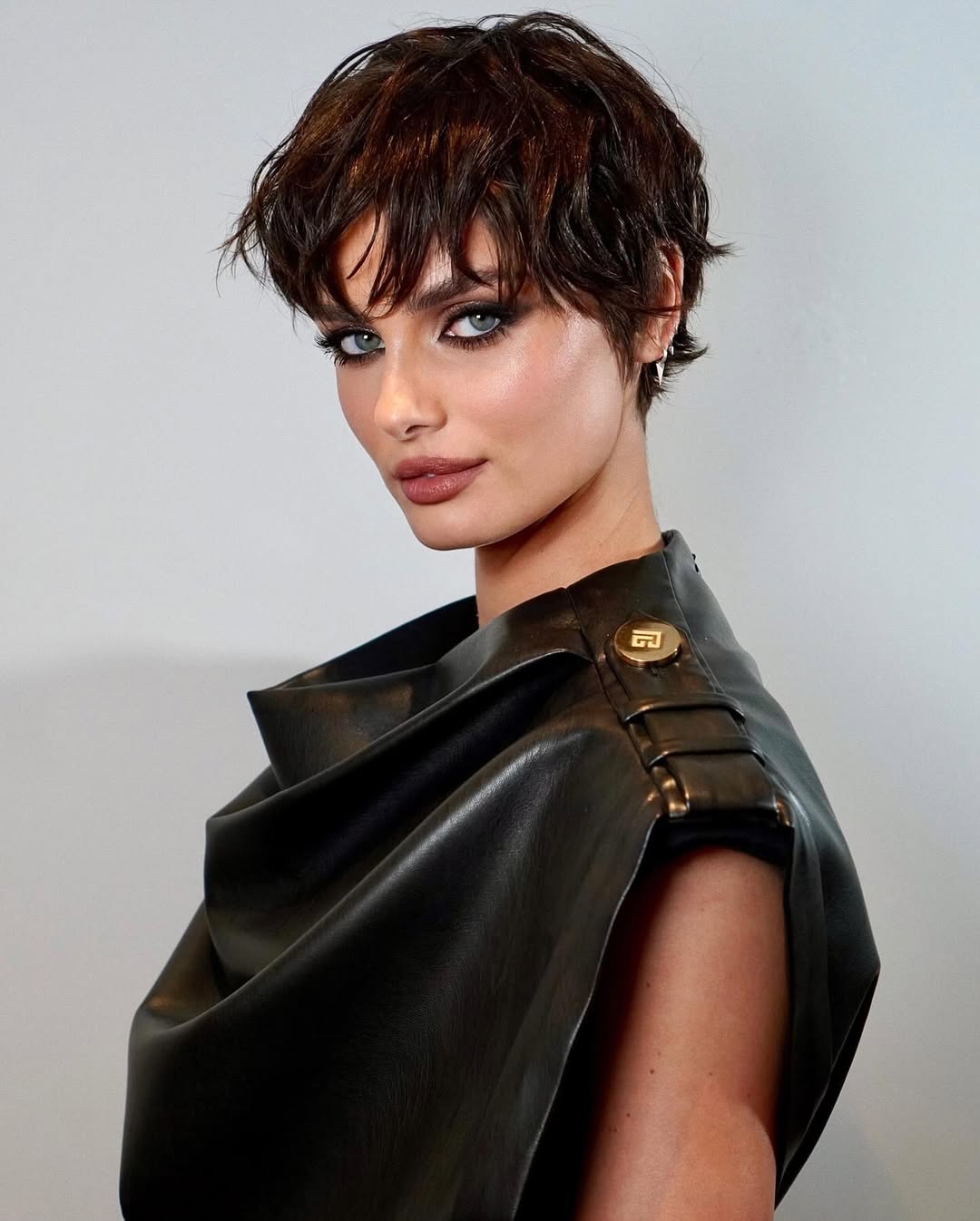 اطلالة Taylor Hill بتسريحة الـBoy Bob مع الغرة الامامية